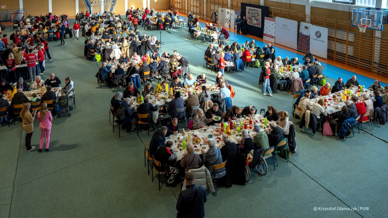 Śniadanie Wielkanocne dla potrzebujących [fot. K. Zdanuczyk PUW]