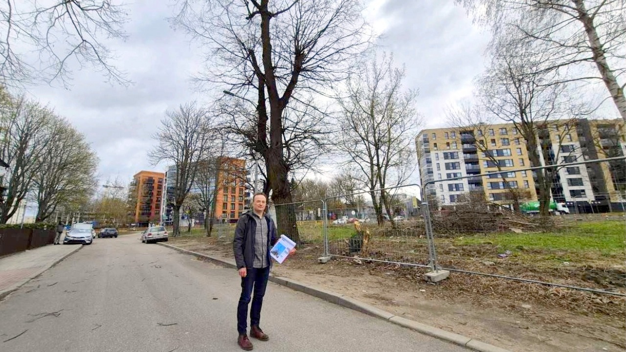 Krzysztof Zdzitowiecki, inicjator petycji. Za nim – stuletnia lipa [fot. facebook]