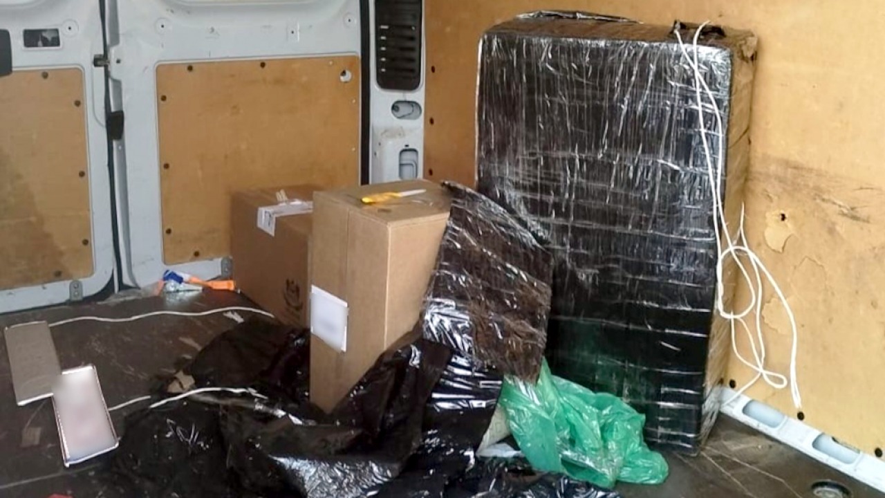 Pakunki z nielegalnymi papierosami [fot. [podlaska policja]