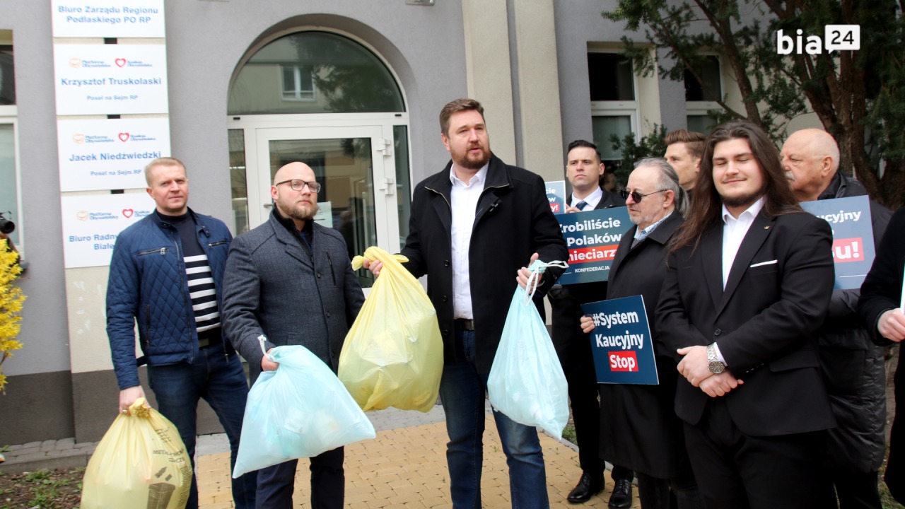 Konfederaci z bottle-coinami przed siedzibą władz Koalicji Obywatelskiej [fot. Bia24]