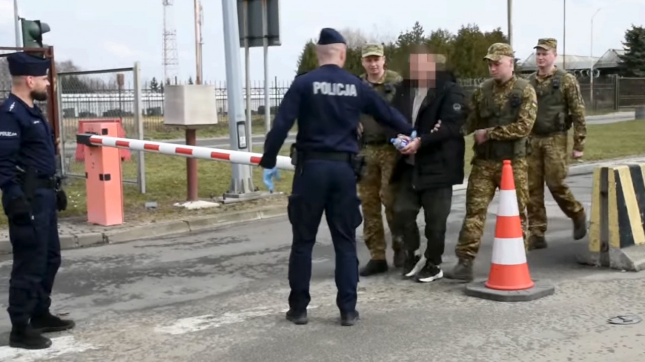 Przekazanie podejrzanego polskiej policji [fot. POSG]
