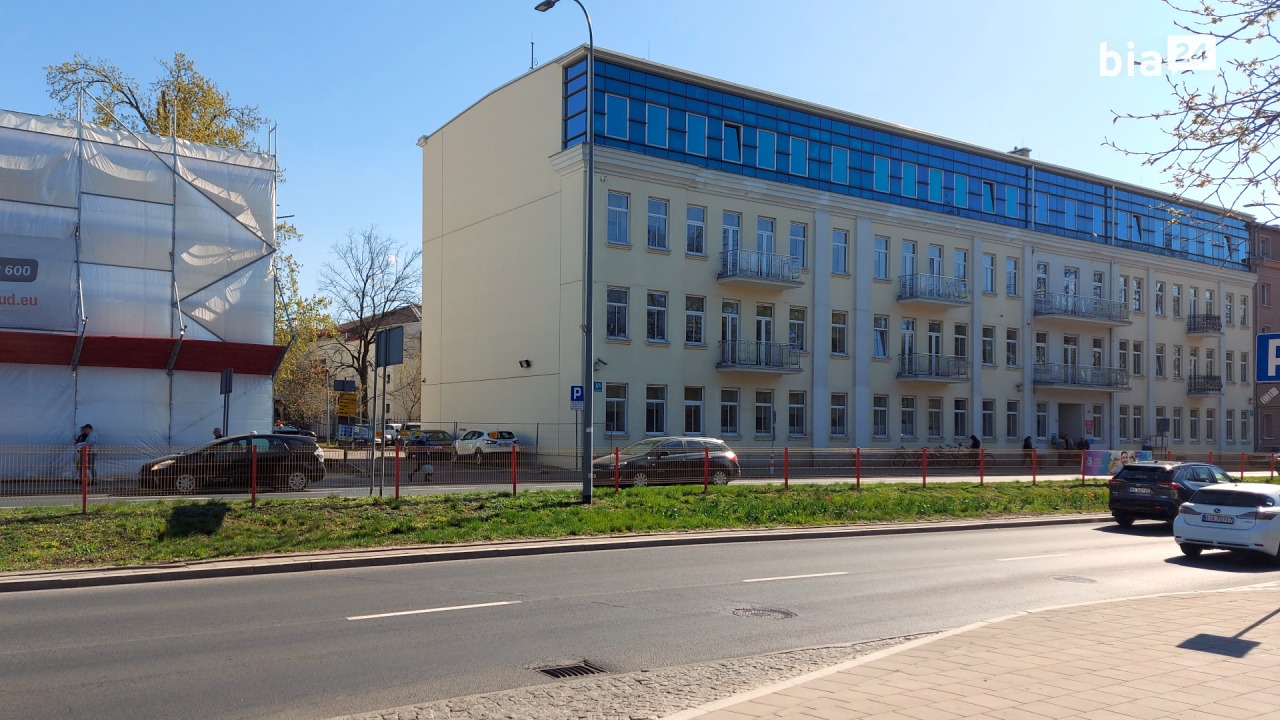 Wjazd na parking przy budynku Branickiego 3/5 jest zagrodzony [fot. Bia24]