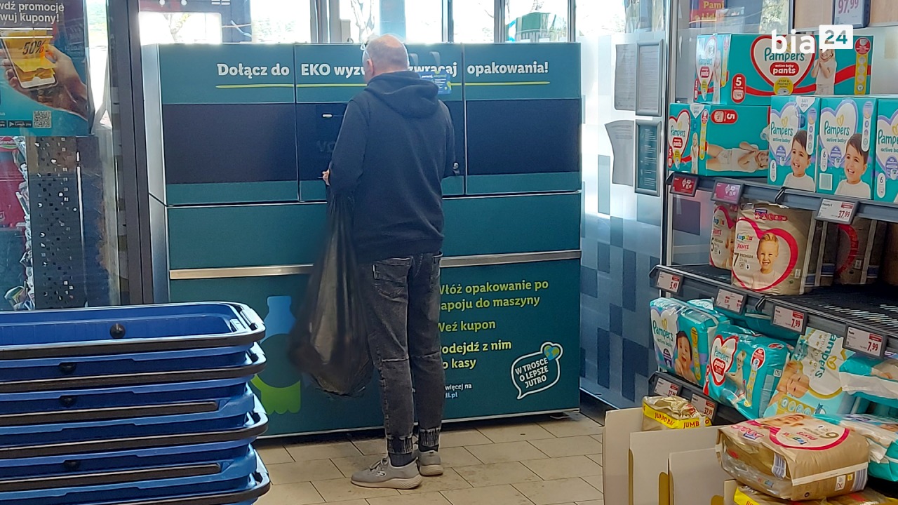 Polak przed butelkomatem [fot. Bia24]