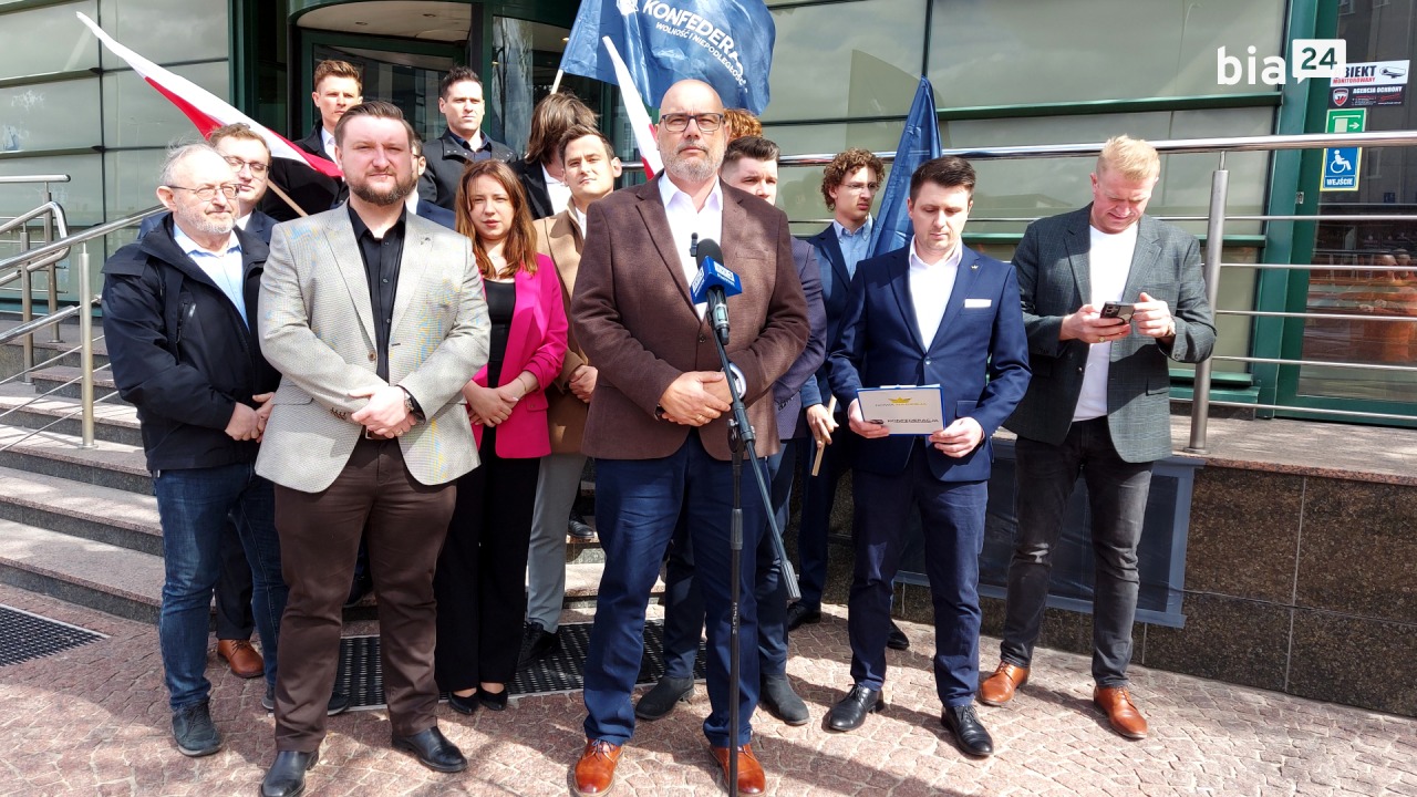 Konfederaci przed siedzibą sejmiku [fot. Bia24]