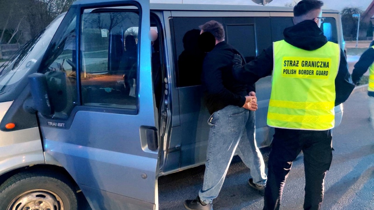 Kierowca przy swoim mikrobusie [fot. POSG]