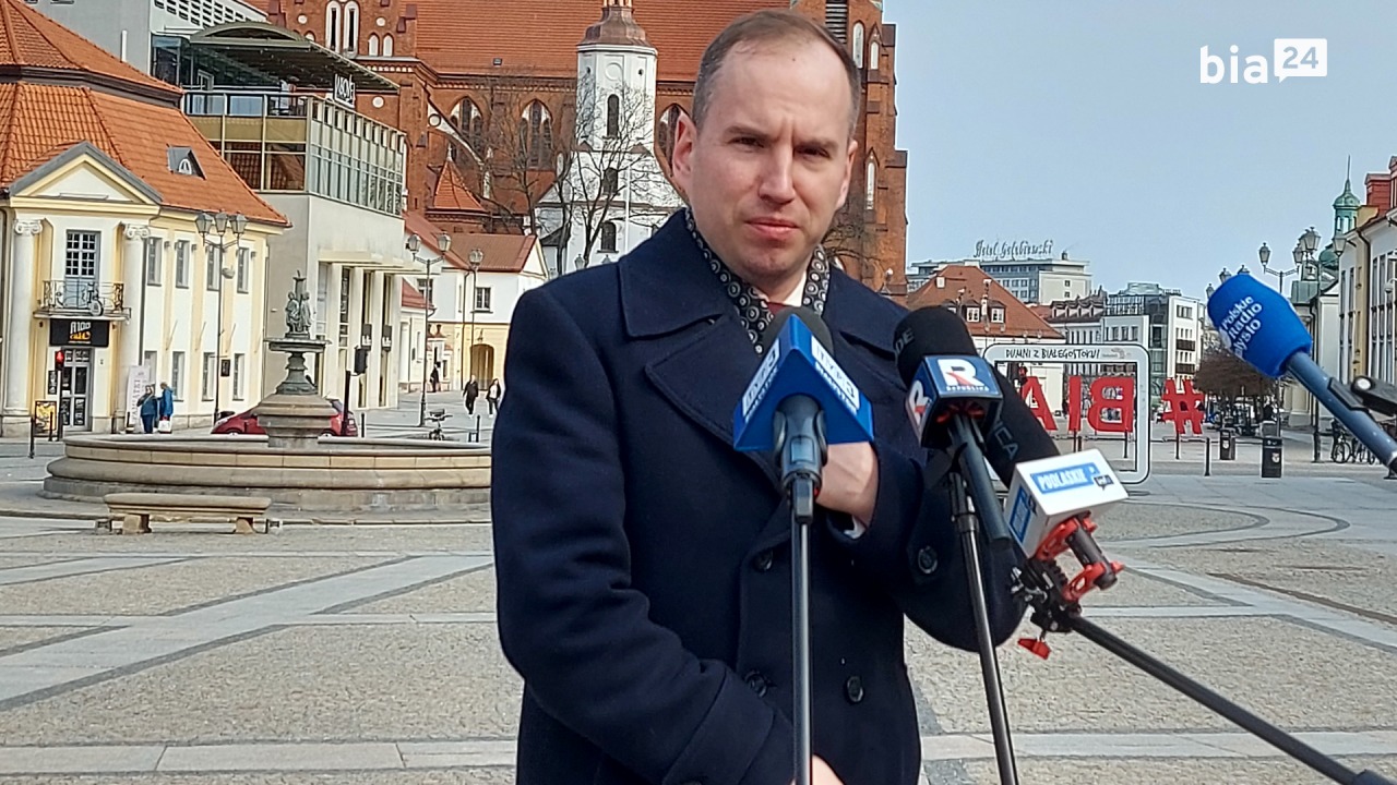 Adam Andruszkiewicz na konferencji prasowej w Białymstoku [fot. z archiwum Bia24]