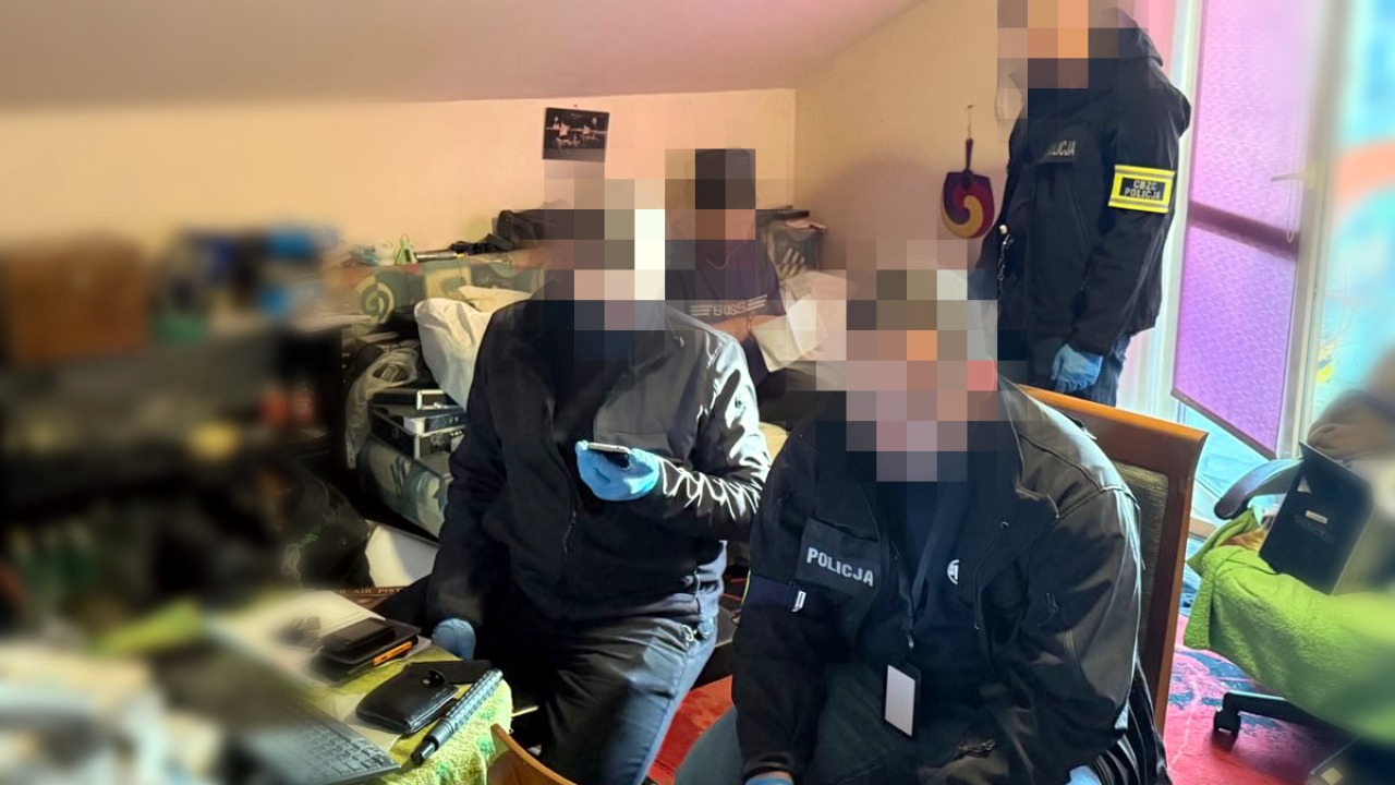 Policjanci podczas przeszukania mieszkania [fot. CBZC Policji]