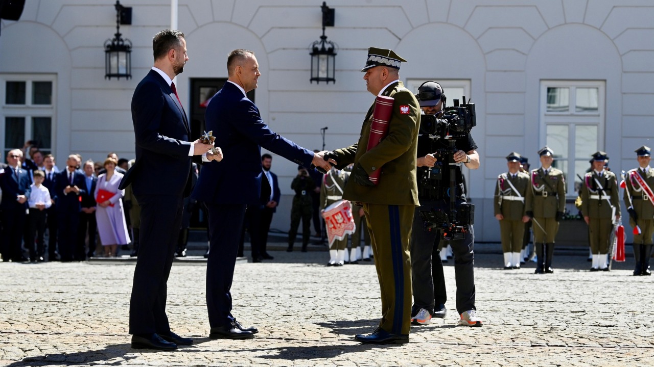Gen. Lewandowski odbiera awans na stopień generała dywizji [fot. KPRP]