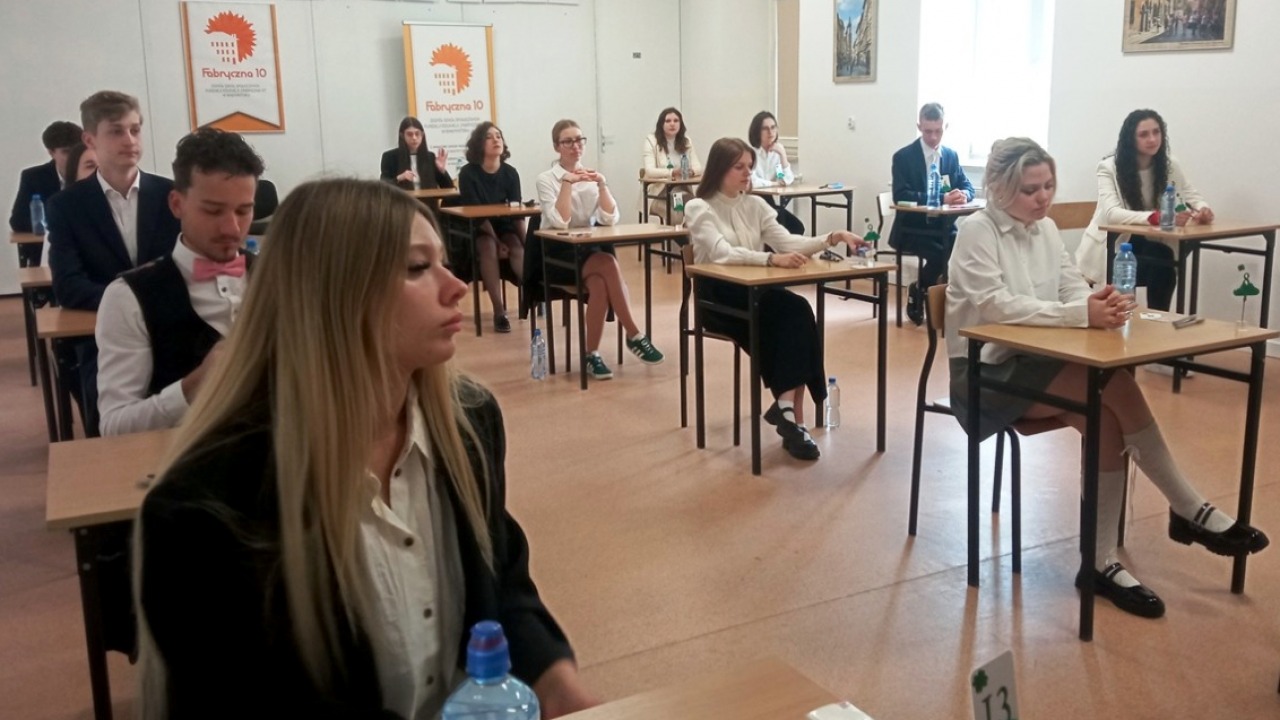 Zdjęcie archiwalne - rok 2024 przed maturą w I SLO w Białymstoku