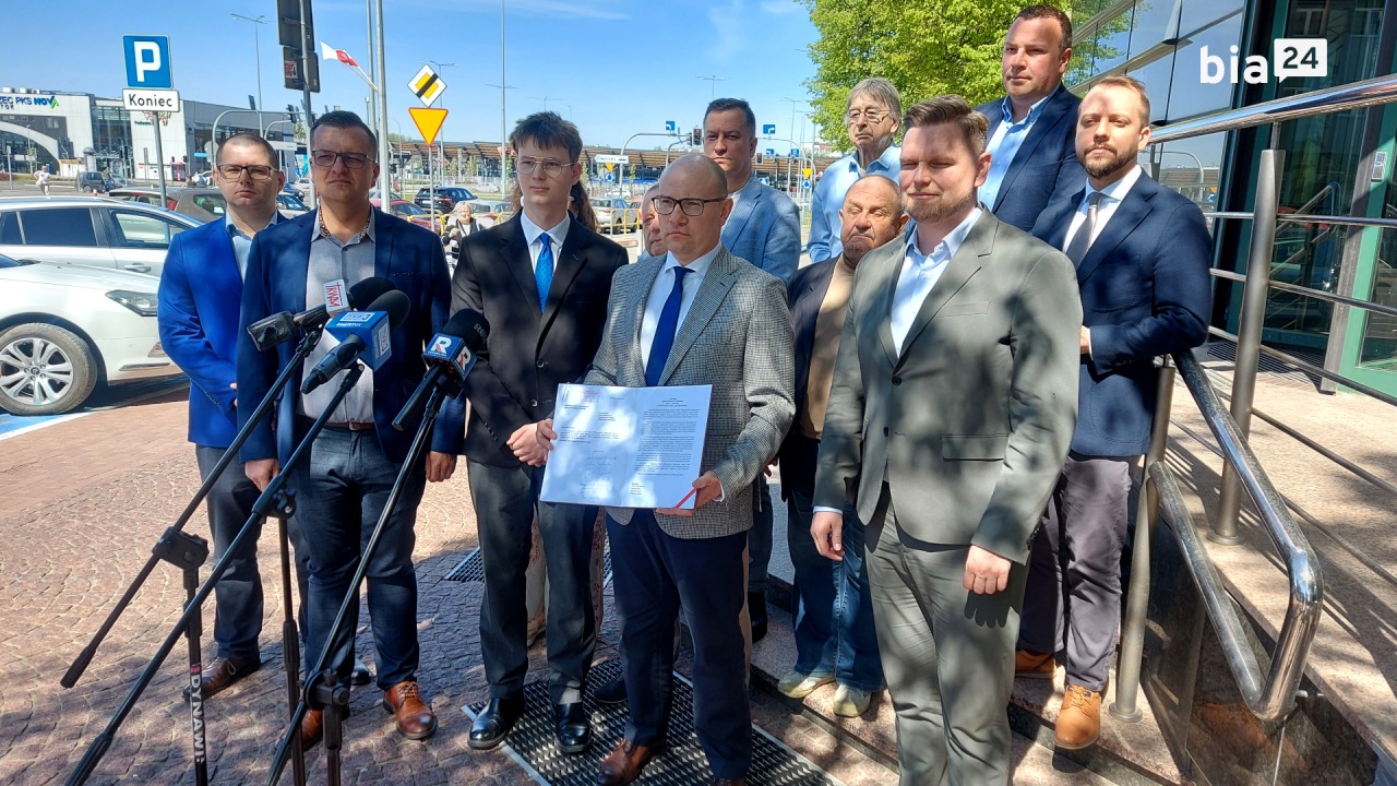 Uczestnicy konferencji prasowej z projektem stanowiska [fot. Bia24] 