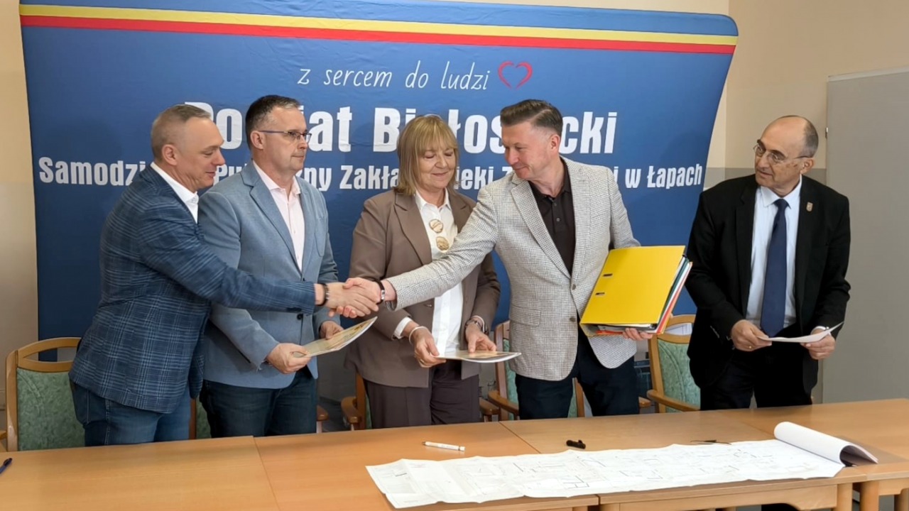 Podpisanie umowy z wykonawcą [fot. Starostwo Powiatowe w Białymstoku]