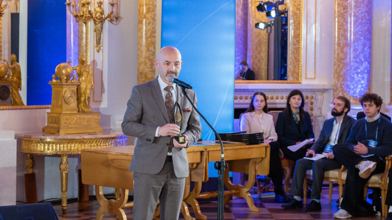 Burmistrz Choroszczy odbiera nagrodę [fot. Forum Ekonomiczne]