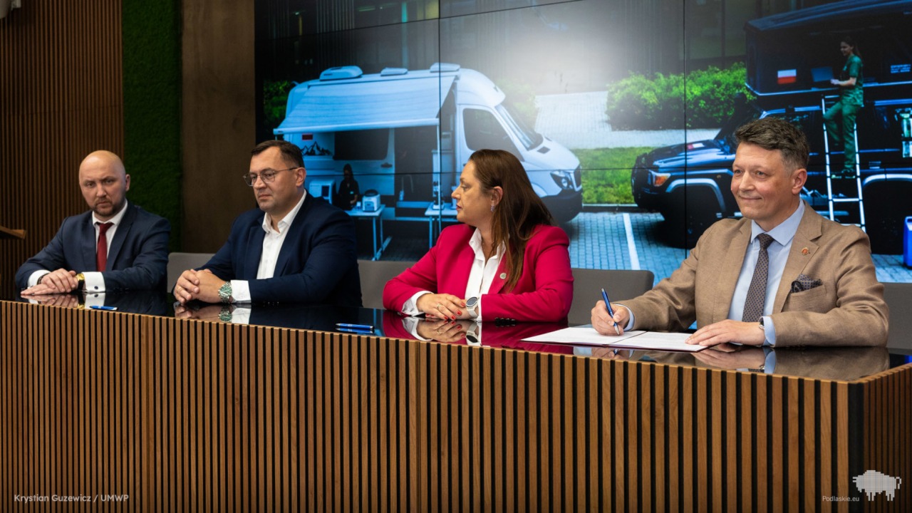 Podpisanie listu intencyjnego w sprawie budowy kliniki weterynarii [fot. K. Guzewicz UMWP]