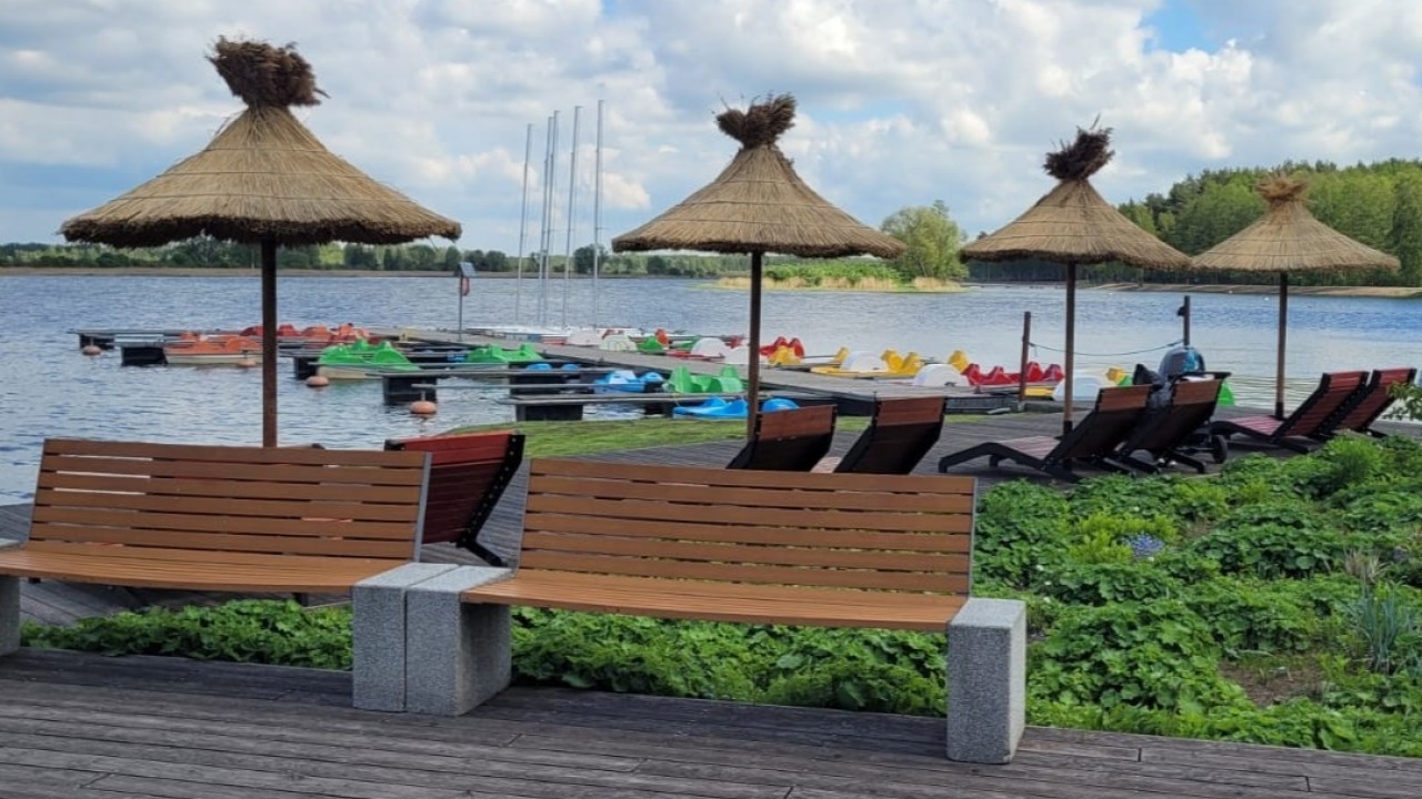 Parasole na plaży w Dojlidach [fot. Miejskoaktywni/BOSiR]