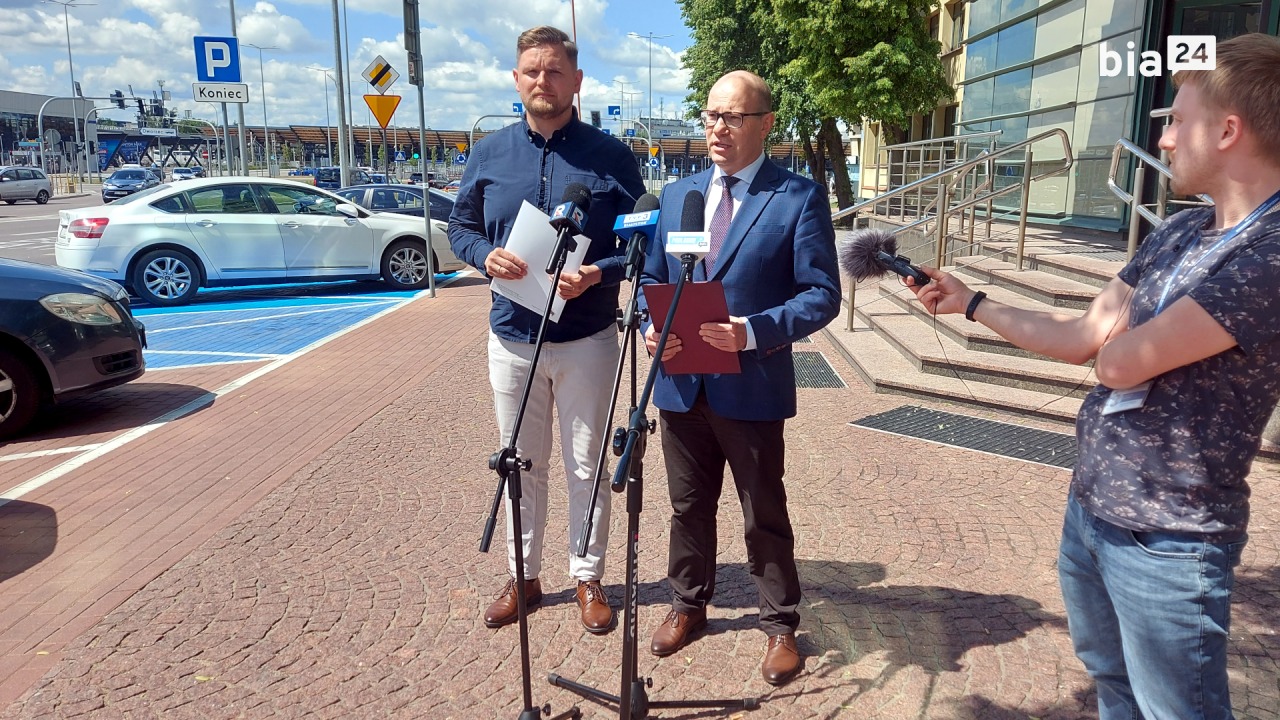 Sejmikowi radni PiS na konferencji prasowej [fot. Bia24]