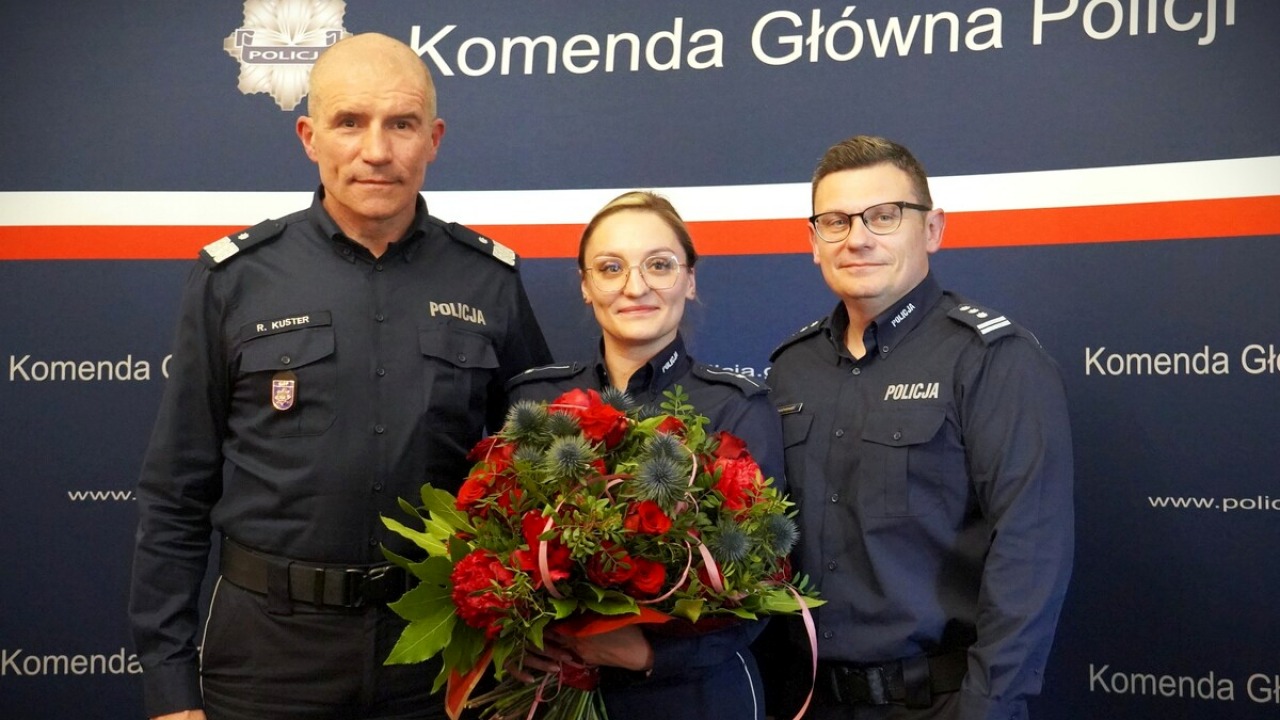 mł. asp. Justyna Woronowicz-Marzec z kwiatami od komendantów [fot. policja]