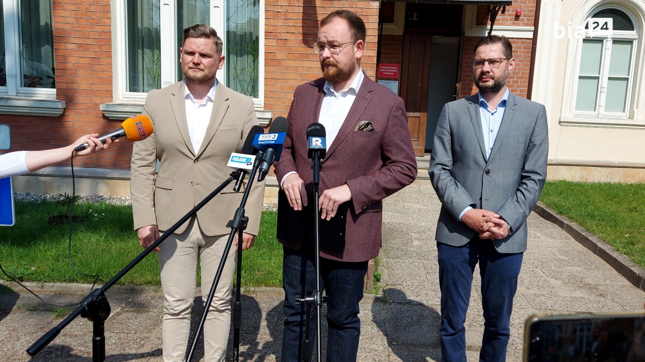 Poseł Sebastian Łukaszewicz (w środku) przed interwencją poselską w RDOŚ [fot. Bia24]