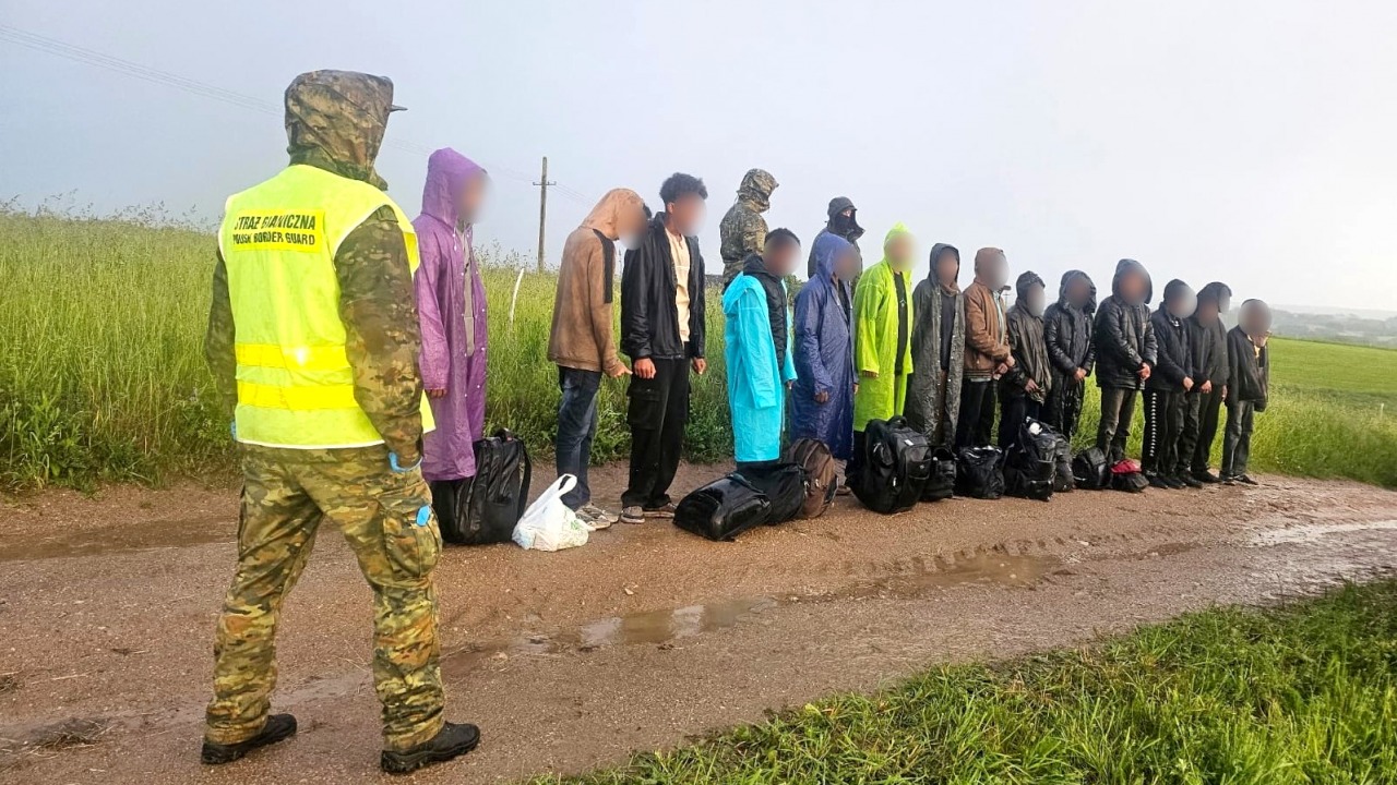 Grupa cudzoziemców zatrzymanych w okolicach Rutki-Tartak [fot. POSG]