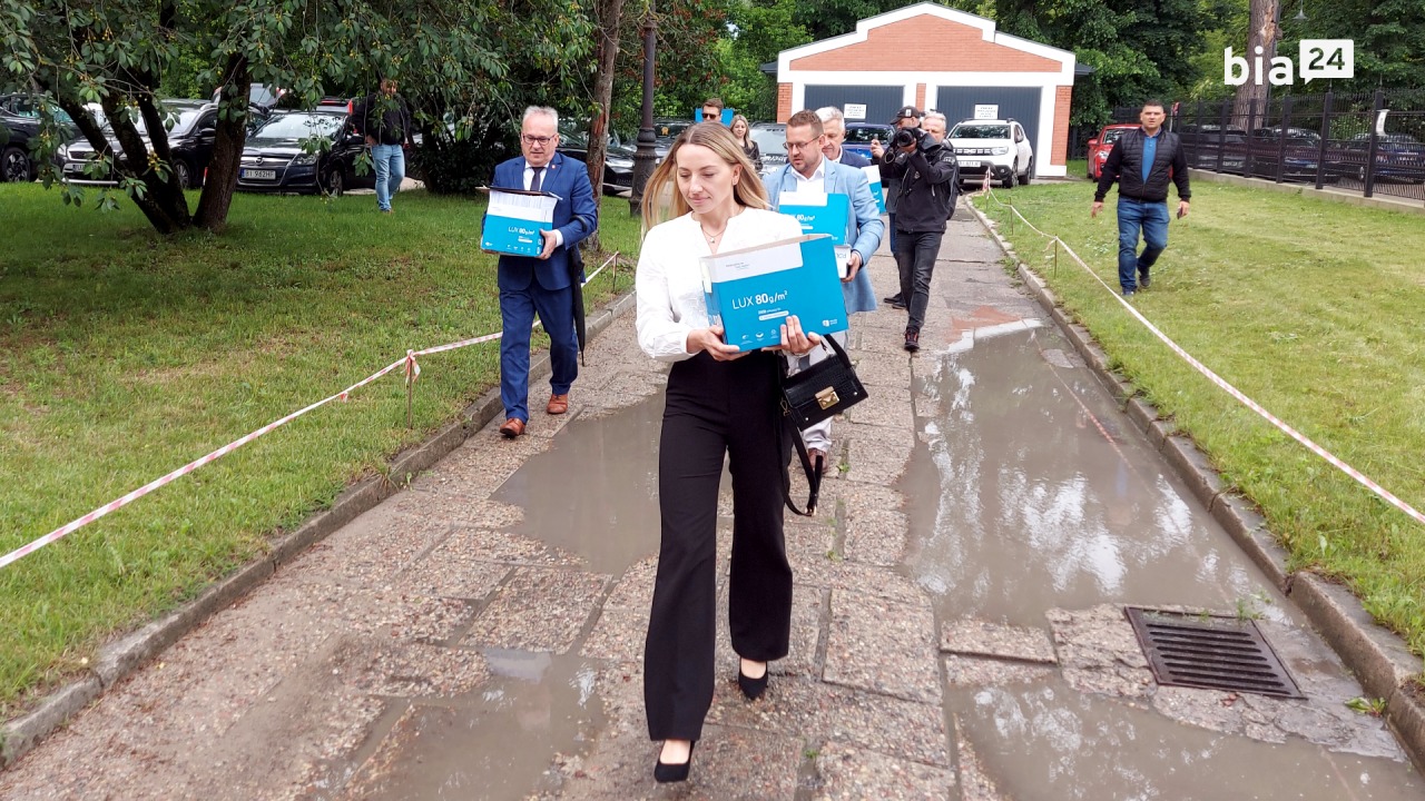 Delegacja z podpisami protestu w drodze do Regionalnej Dyrekcji Ochorny Środowiska [fot. Bia24]