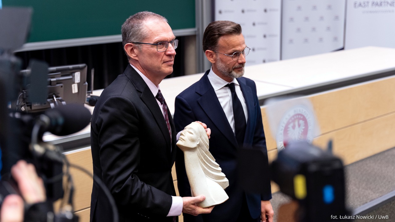 Andrzej Poczobut z nagrodą im. Stefana Mellera [fot. Ł. Nowicki UwB]