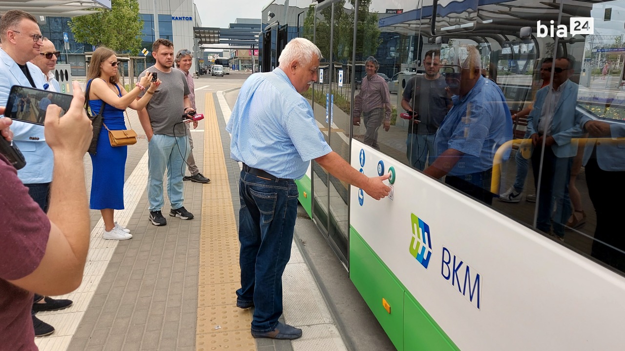 Pasażer sam otwiera sobie drzwi do autobusu [fot. Bia24]