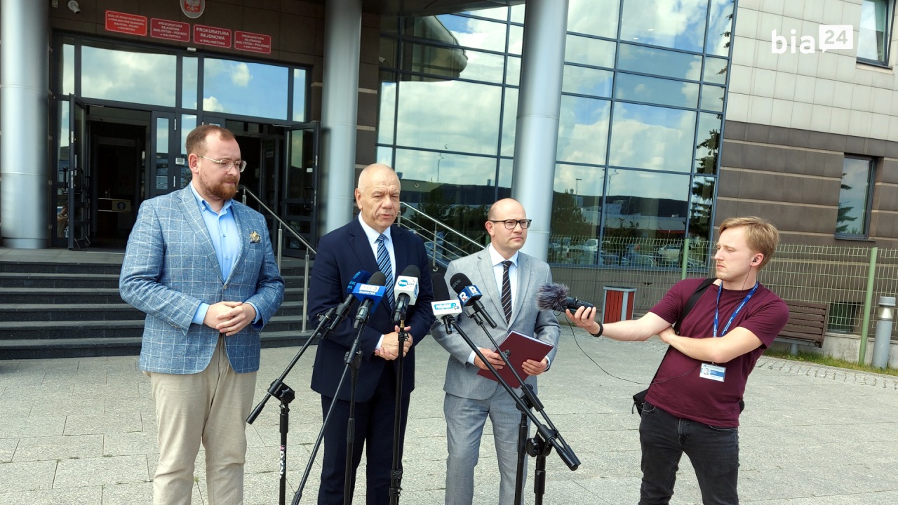 Politycy PiS przed prokuraturą w Białymstoku [fot. Bia24]