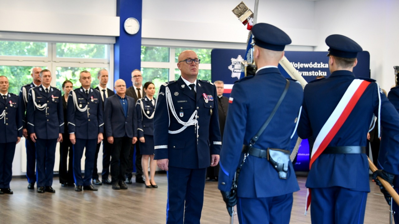 Nadinsp. Kamil Borkowski żegna się za sztandarem [fot. podlaskapolicja] 