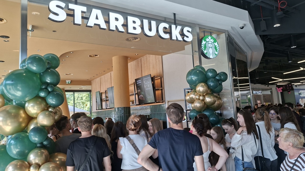Otwarcie kawiarni Starbucks [fot. Anna Dycha/Bia24]