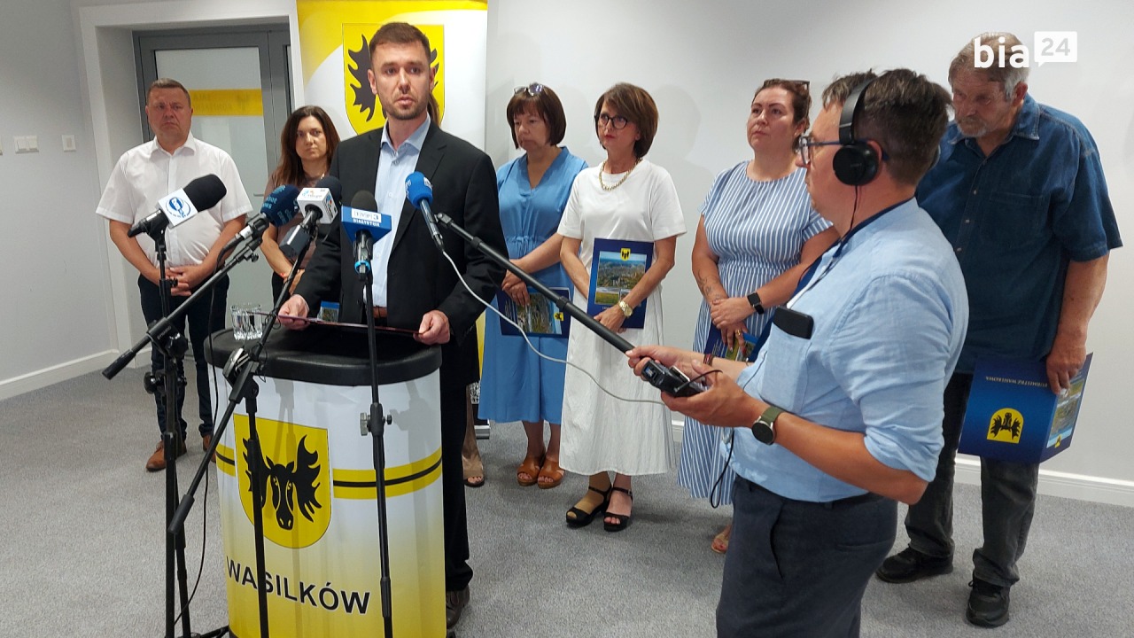 Burmistrz Adrian Łuckiewicz ze swoimi urzędnikami na konferencji prasowej [fot. Bia24]