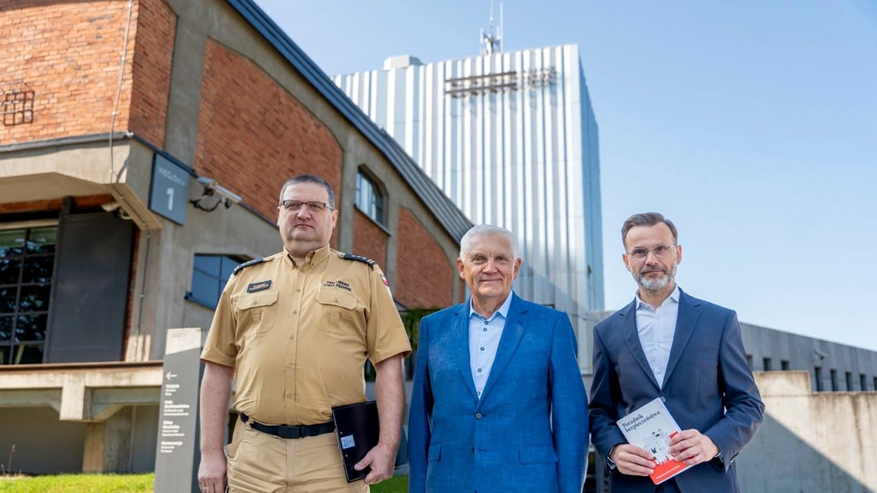 Uczestnicy konferencji pasowej przed budynkiem Muzeum Pamięci Sybiru, gdzie zainstalowano już nową syrenę alarmową [fot. K. Zdanuczyk PUW]