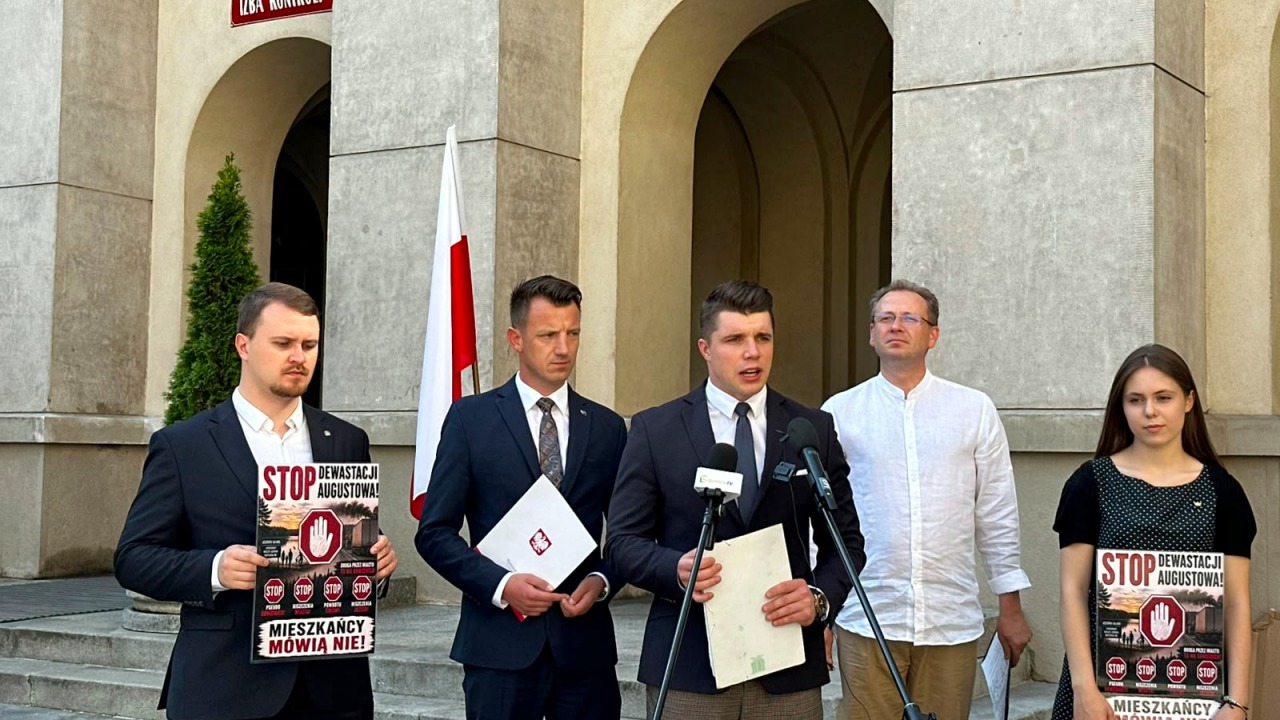 Konferencja prasowa przed siedzibą NIK [fot. Konfederacja - Nowa nadzieja] 