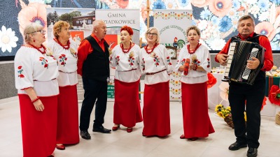 Dożynki wojewódzkie w&nbsp;Dołubowie. Zenek Martyniuk, Skolim i&nbsp;Rokiczanka na&nbsp;scenie