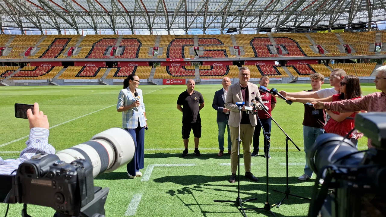 VIDEO. Na&nbsp;stadionie w&nbsp;Białymstoku jest już napis „JAGA”. Kibice długo na&nbsp;niego czekali