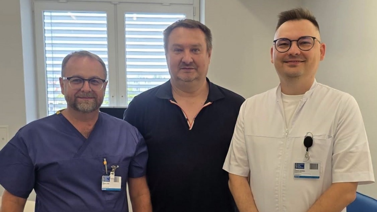 Od lewej: dr hab. Tomasz Łysoń, kierownik Kliniki Neurochirurgii USK, Zbigniew Kłosowski, dr Łukasz Lisowski z Kliniki Okulistyki USK [fot. USK w Białymstoku]