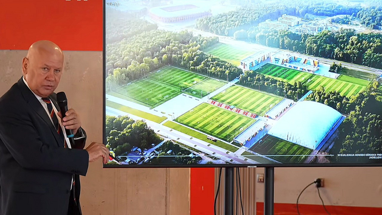 Wojciech Strzałkowski przed wizjąnowego ośrodka treningowego Jagiellonii [fot. Jagiellonia]