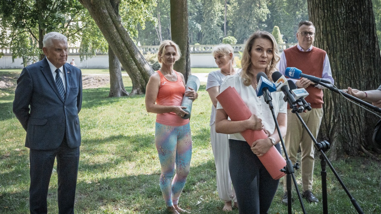 Anna Chomczyk i prezydenci Białegostoku zapraszają na wspólną lekcję jogi [fot. W. Kardasz UM Białystok\