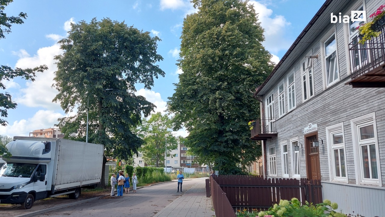 Ulica Grunwaldzka, drewniany dom i pomnikow alipa (z lewej) [fot. Bia24]