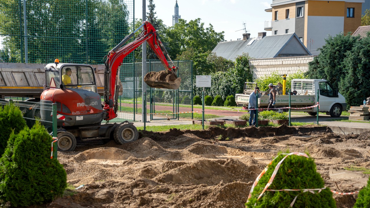Remont szkolnego boiska [fot. M. Jakowiak UM Białystok]