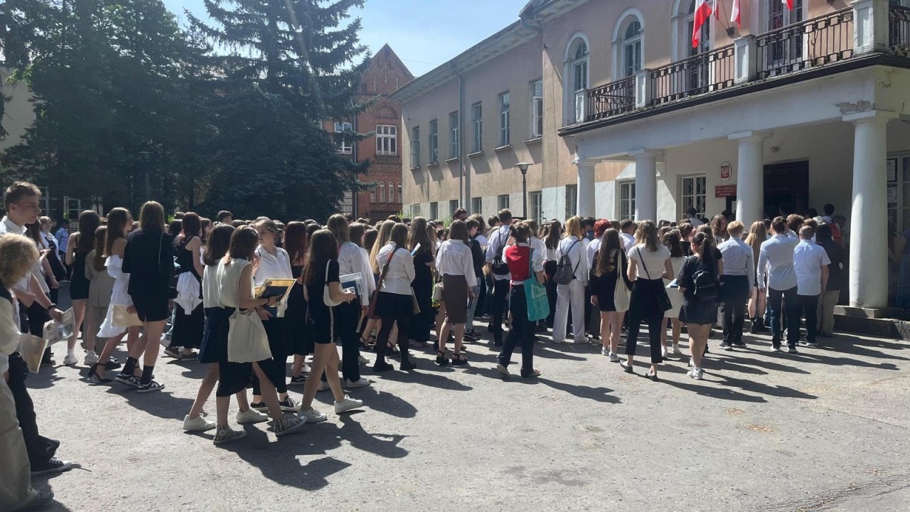 Młodzież przed szkołą - VI LO w Białymstoku [fot. z archiwum Bia24] 