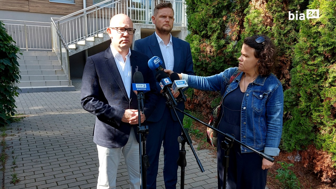Konferencja prasowa radnych PiS przed szpitalem wojewódzkim w Białymstoku [fot. Bia24]