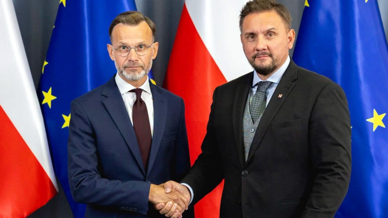 Pożegnalne zdjęcie wojewody podlaskiego Jacka Brzozowskiego z Pawłem Krutulem  (po prawej) [fot. Podlaski Urząd Wojewódzki]