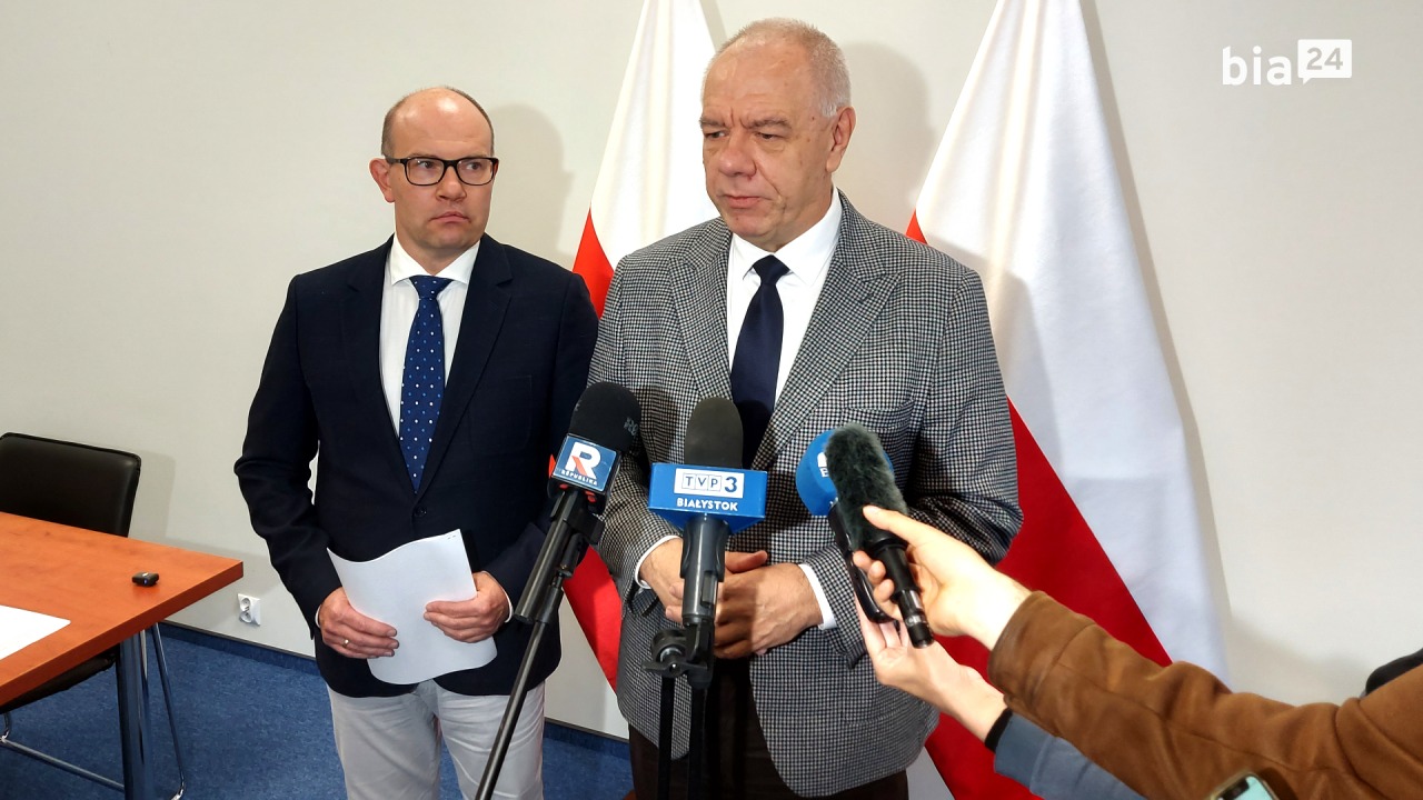 Artur Kosicki i Jacek Sasin na konferencji prasowej PiS [fot. Bia24]