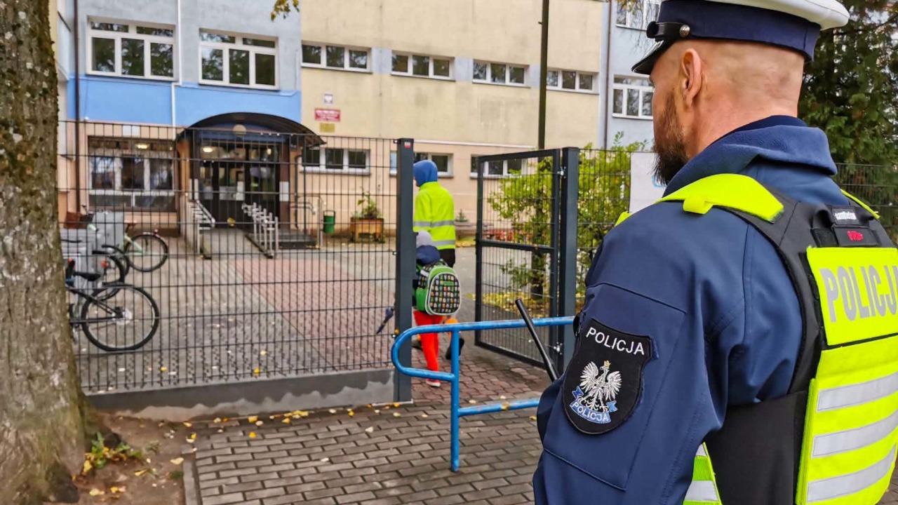 Policjant przed szkołą [fot. Podlaska policja]