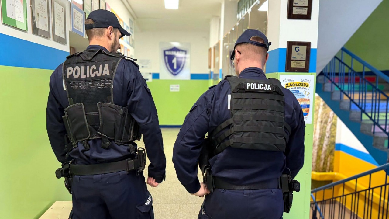 Policjanci na szkolnym korytarzu [fot. KMP Białystok]