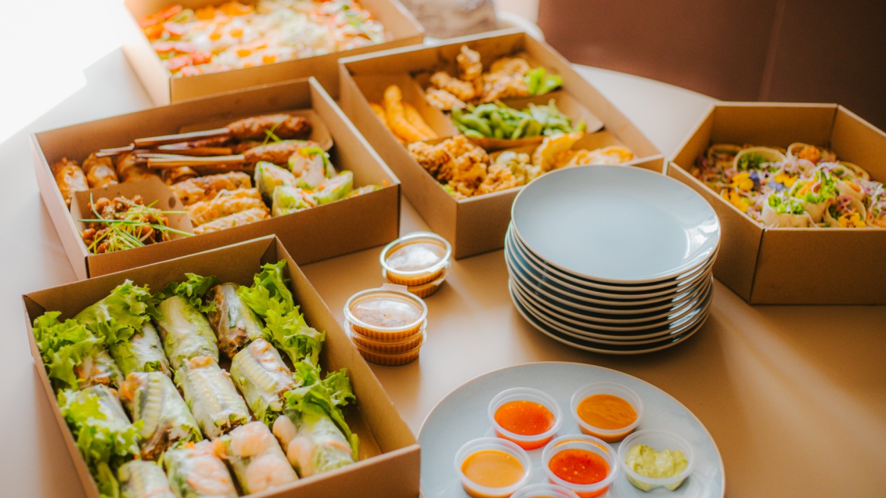Zestaw dań azjatyckich na stole _ Camon Catering.png