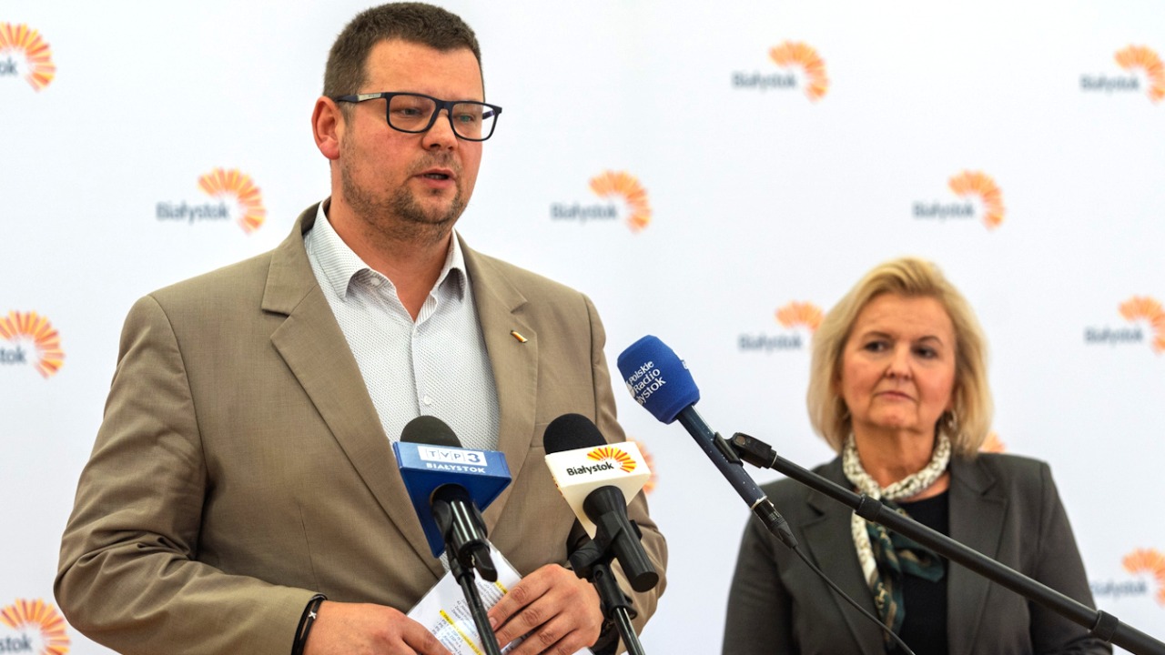 Projekt tworzenia nowych zespołów oświatowych przedstawia zastępca prezydenta Białegostoku Tomasz Klim [fot. UM Białystok]