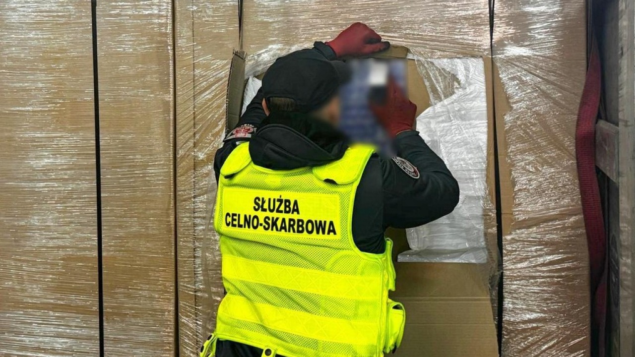 Zamiast artykułów medycznych w ciężarówce były papierosy [fot. Podlaska KAS]