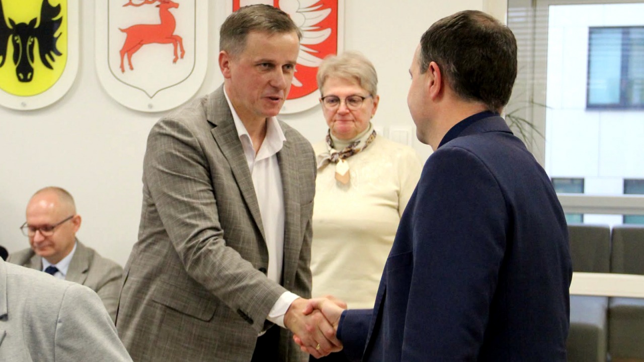 Paweł Kondracki przyjmuje gratulacje po wyborze na wicestarostę powiatu białostockiego [fot. Starostwo Powiatu Białostockiego]